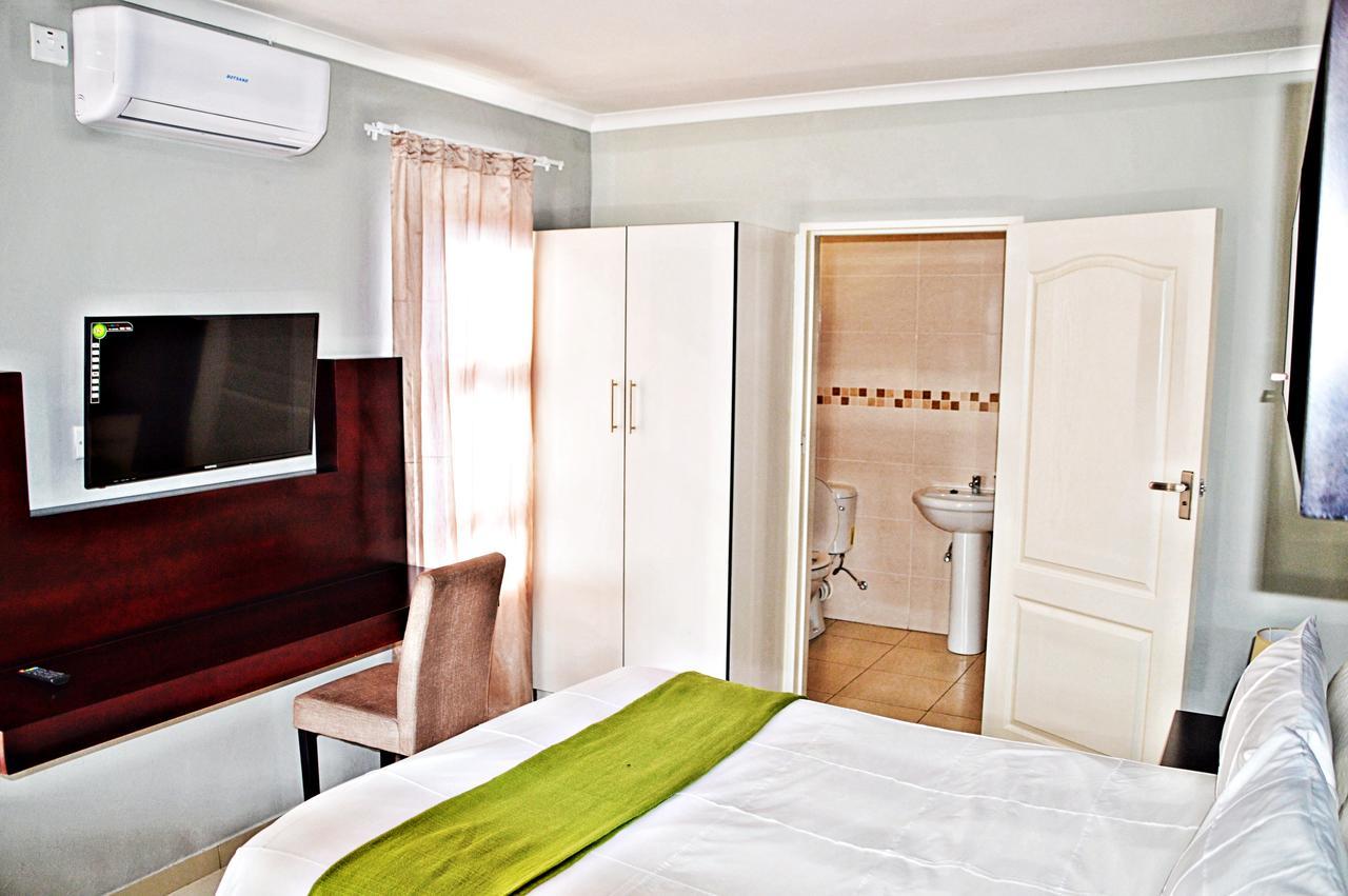 Cosy Palms Bed & Breakfast Габороне Екстериор снимка